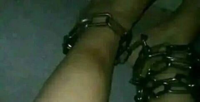 إب.. مسلح حوثي يقيد شقيقته بأغلال الإمامة الحديدية