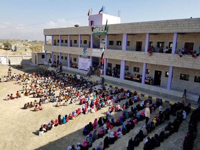 بتمويل إماراتي.. محافظ الضالع يفتتح 5 مدارس ويدشن توزيع سلل غذائية لمعلميها