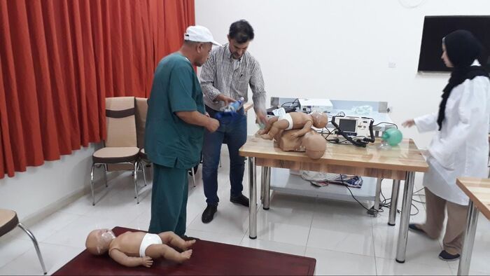 مستشفى خليفة بن زايد بسقطرى يشهد دورة تدريبية في الانعاش القلبي الرئوي