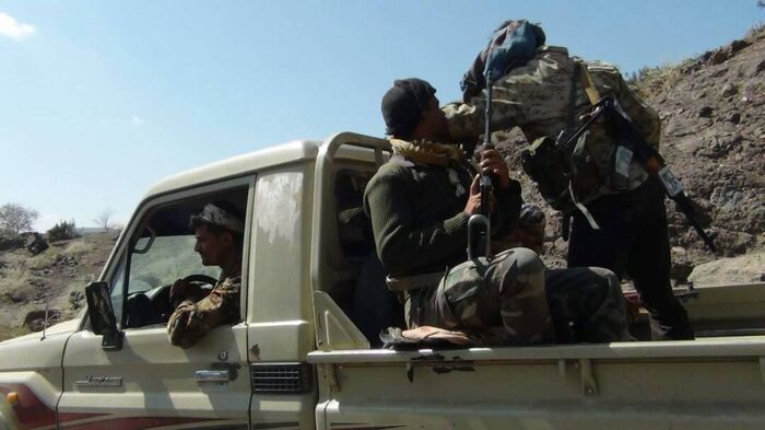 #الضالع | تدمير طقما عسكريا وقتل وجرح من عليه في #جبهة_حمك