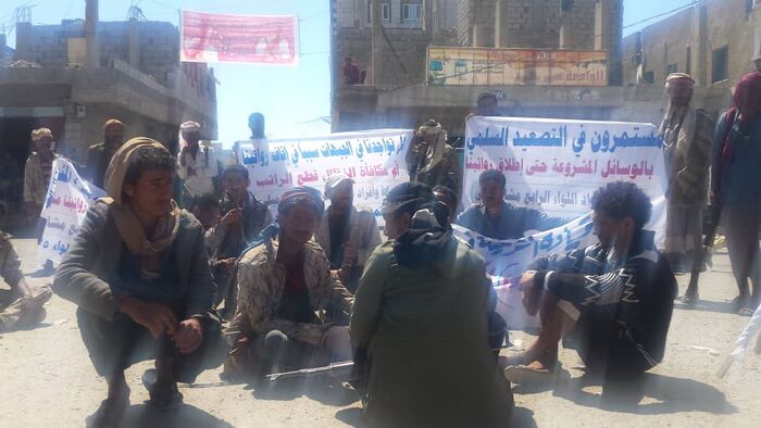 #تعز | وقفة إحتجاجية عسكرية تقدم مطالبات لرئيس الجمهورية ووزير الدفاع وقائدي الرابعة والمحور