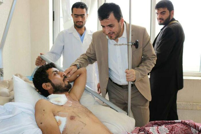 صورة داخل المستشفى | إصابة وزير يمني بجروح نتيجة محاولة إغتيال