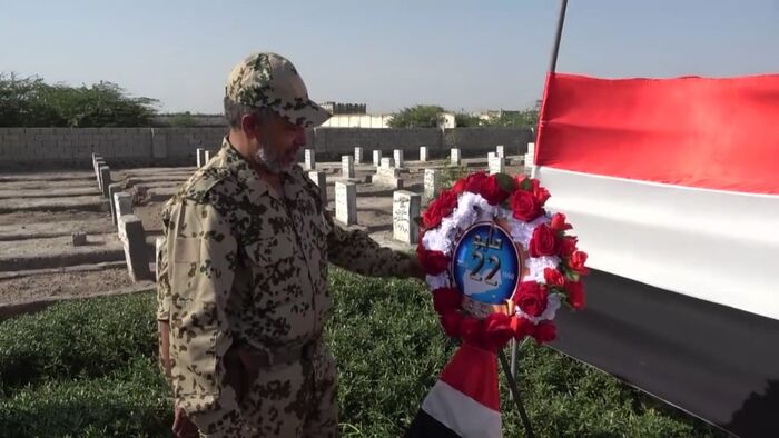 احتفاء بالعيد ال30 لقيام الجمهورية اليمنية.. اللواء القوسي يضع اكليل من الزهور على قبر شهداء الدفاع عن الجمهورية "صور"