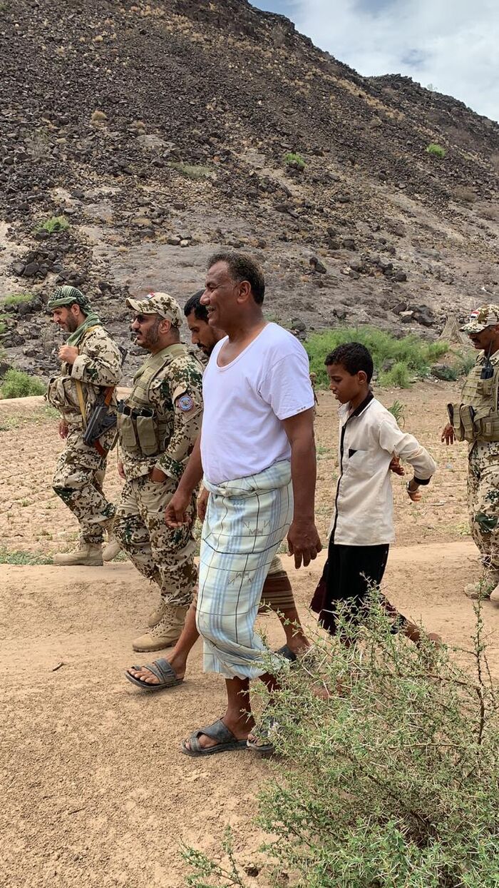 قائد المقاومة الوطنية يتفقد أوضاع المواطنين في قرية جاعمه بمديرية المخا
