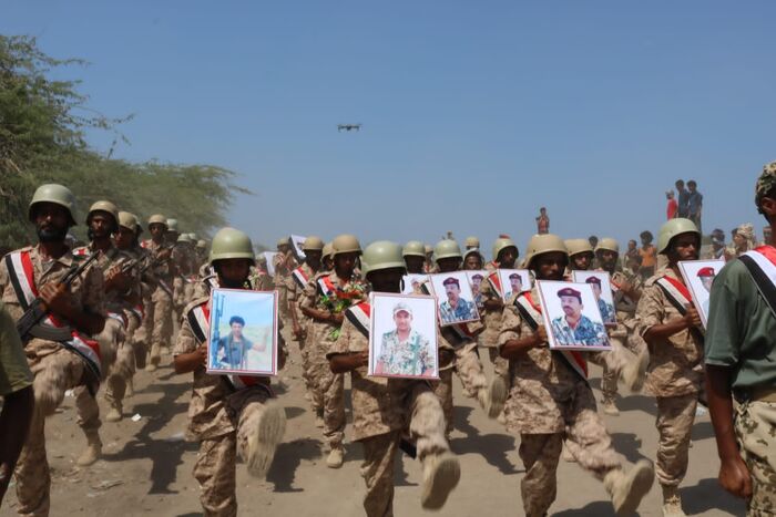 في موكب جنائزي مهيب.. تشييع العميد حسين عبدالمغني وكوكبة من شهداء الجمهورية في الساحل الغربي "صور"