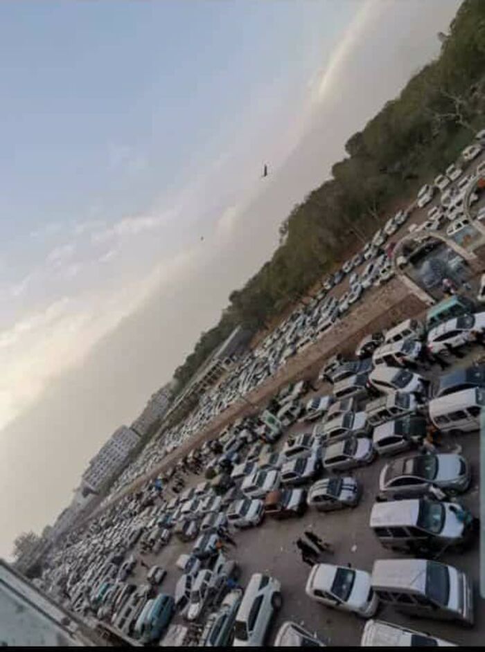 فرحة العيد في عدن تختنق بين إزدحام حركة السير أمام حديقة الكمسري