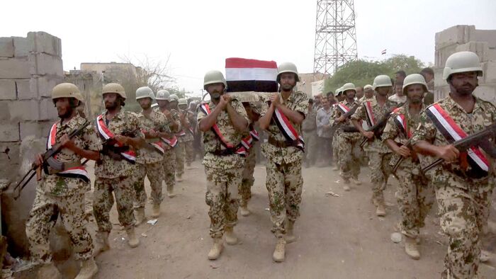 صور| المخا.. تشييع مهيب لجثمان بطل الأمن الشهيد جابر الشامي