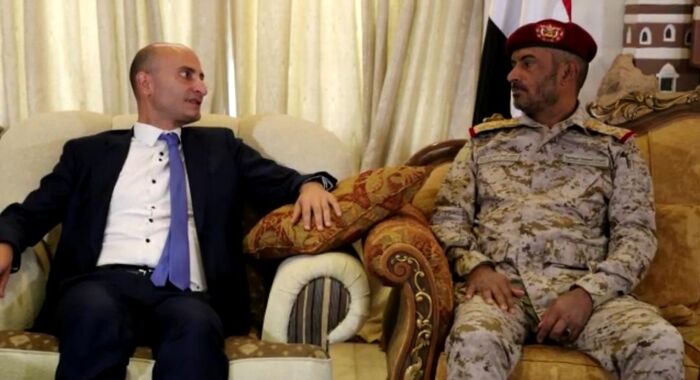 رئيس أركان الدفاع اليمنية يلتقي السفير والملحق العسكري الفرنسي لدى #اليمن
