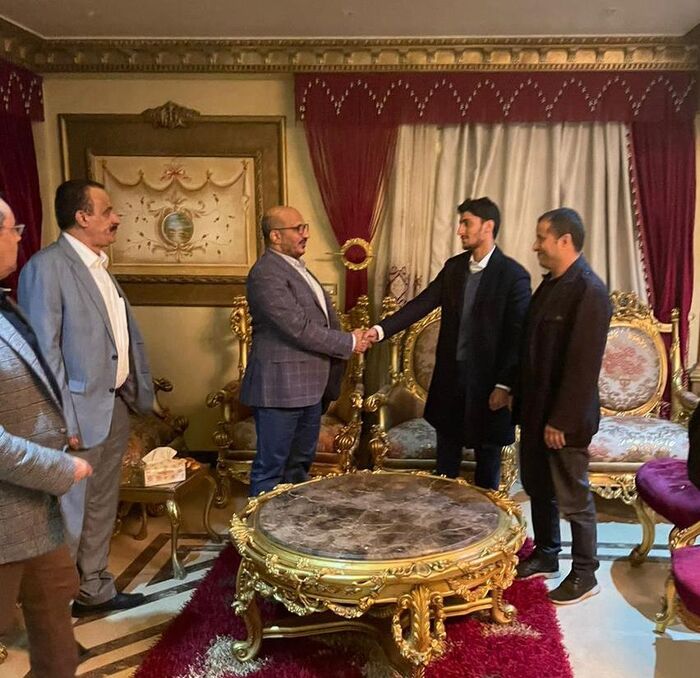العميد طارق صالح يقدم واجب العزاء لآل العواضي في منزلهم بالقاهرة "صورة"
