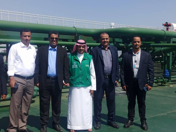 عدن.. مسؤولون حكوميون يؤكدون خلال مراسيم تسلم المنحة السعودية للمشتقات النفطية مشاعر التقدير لجهود السفير آل جابر
