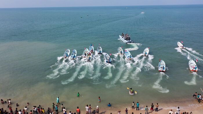 صور| مهرجان الحديدة الكرنفالي بالخوخة في يومه الثاني.. سباقات بحرية واختراق الضاحية في أجمل شواطئ اليمن