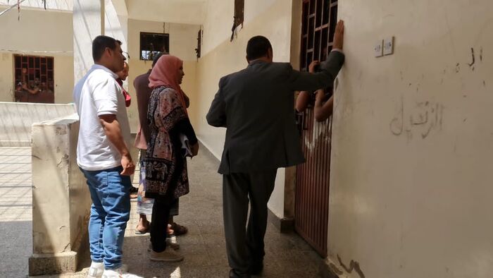 اللجنة الوطنية للتحقيق تزور نزلاء سجن الاستخبارات العسكرية في تعز وتدون ملاحظاتهم