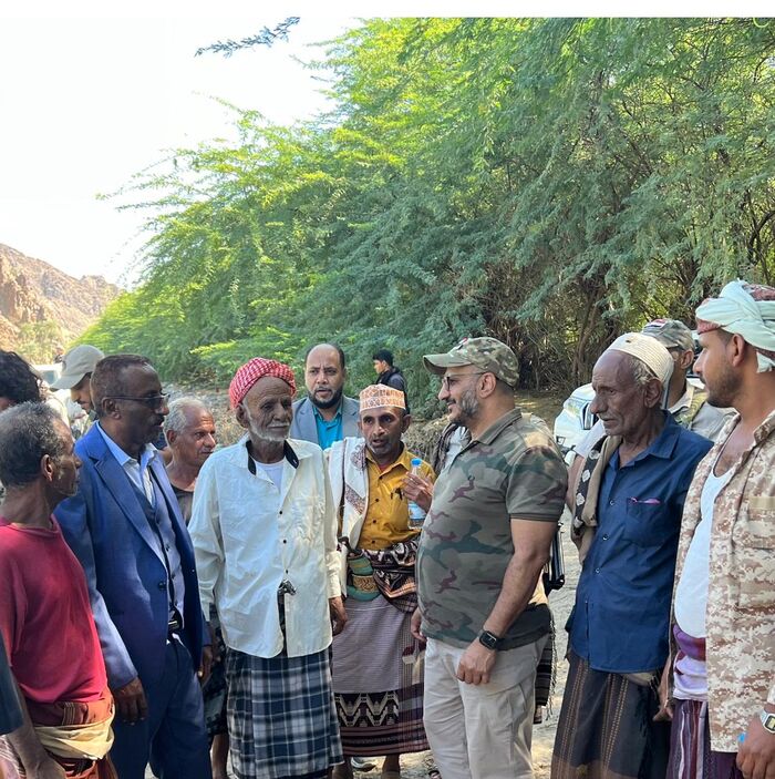 عضو مجلس القيادة الرئاسي العميد طارق صالح يتفقد سكان ومزارعي موزع ويؤكد على أمن الطرقات