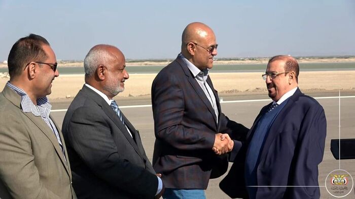 صور | عبر مطار المخا الدولي.. رئيس البرلمان يصل الساحل الغربي