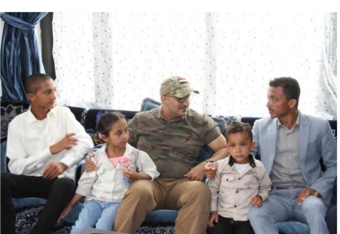 نوّه بدوره الوطني وتضحيته الخالدة.. العميد طارق صالح يلتقي عائلة الشهيد الصُّليحي