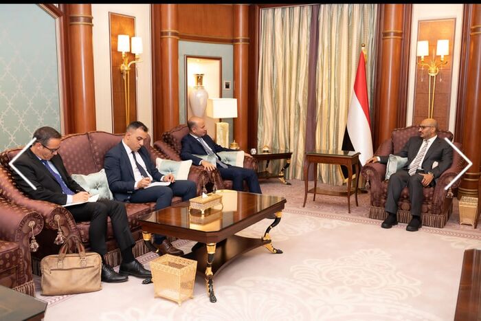 ‏العميد طارق صالح يناقش مع السفير الفرنسي تطورات الوضع في اليمن