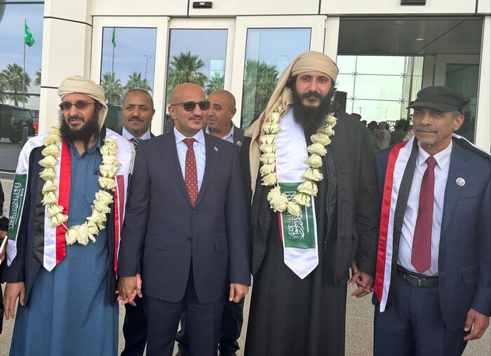 العميد طارق صالح عقب استقباله شقيقه ونجله: عهدا علينا أن تحيا الجمهورية سلما أو حربا "صور"