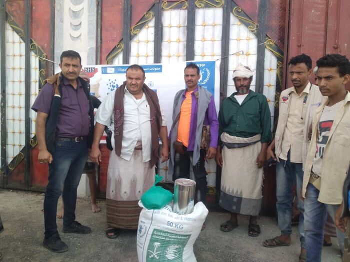 مدير عام قعطبة يدشن صرف المساعدات الغذائية للاسر الفقيرة والنازحة المقدمة من برنامج الغذاء العالمي