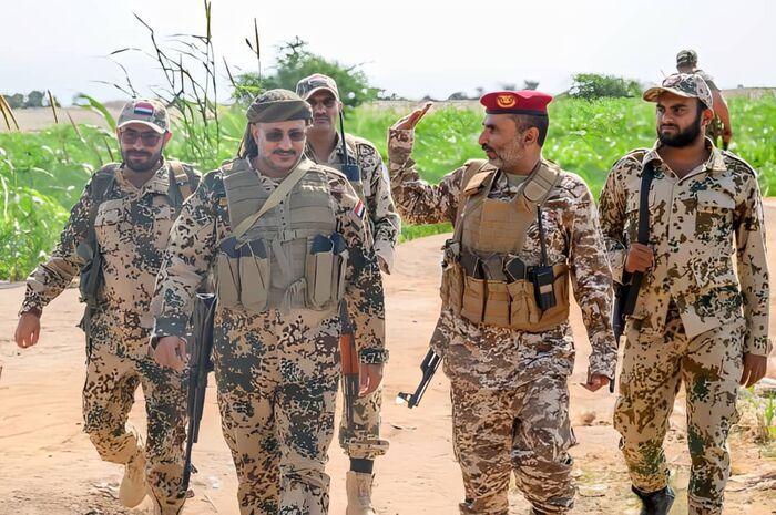 العقيد الخولاني : قيادة وضباط وصف وجنود الاول تهامة يستقبلون قائد المقاومة الوطنية في خطوط النار