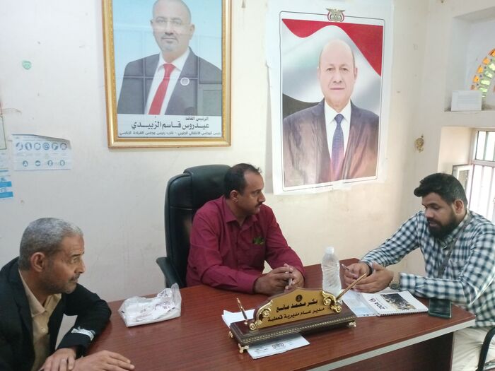 مدير عام قعطبة يناقش مع مسؤول العلاقات العامة والتواصل بمنظمة زوا احتياجات المديرية