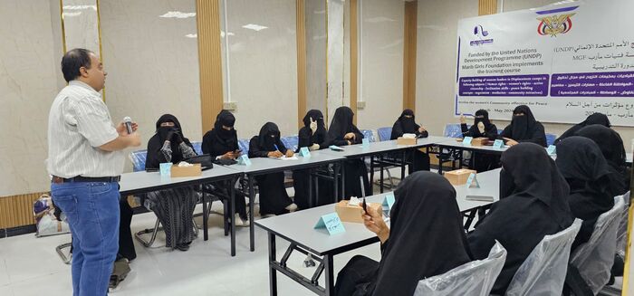 فتيات مأرب تدرب نساء قياديات على مفاهيم السلام في مخيمات النزوح بمأرب