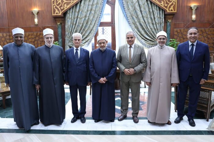 الإمام الأكبر يستقبل مجلس إدارة رابطة «خريجي الأزهر» للتهنئة بنجاح جولة فضيلته إلى جنوب شرق آسيا