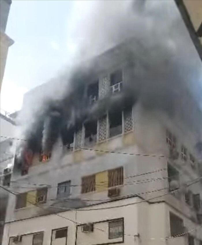 عدن.. اندلاع حريق هائل في مبنى سكني متعدد الأدوار