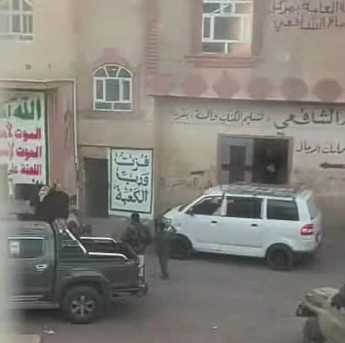 استمرار قمع الحريات.. الحوثيون يطردون الدارسين من مركز الإمام الشافعي في إب