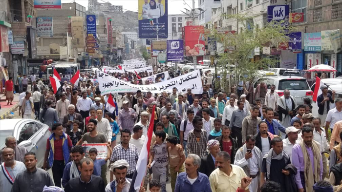 #تعز تحتشد دعما لوحدة النسيج الاجتماعي وترفض التمرد على المحافظ .. وبيان عنها ننشر تفاصيله
