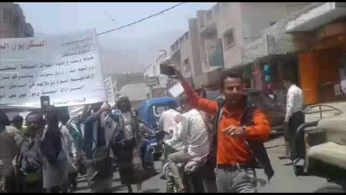 مسيرة عسكرية في تعز تحمل حزمة مطالب