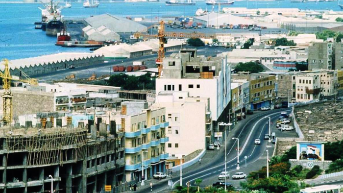 عدن.. اشتباكات مسلحة وسط سوق "قات" وإصابة 3 مدنيين بينهم طفل