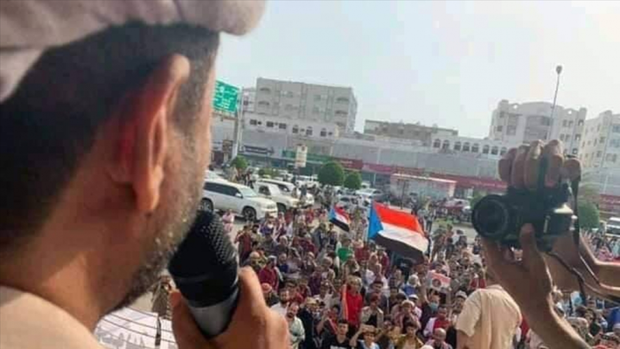 قيادي بالمقاومة الجنوبية يصل ميدان العروض بخور مكسر ويلقي كلمة
