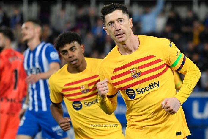 برشلونة يلقي الكرة في ملعب ليفاندوفسكي