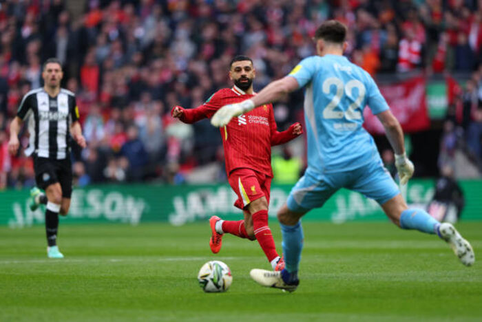 نيوكاسل يقهر ليفربول ويتوج بكأس الرابطة