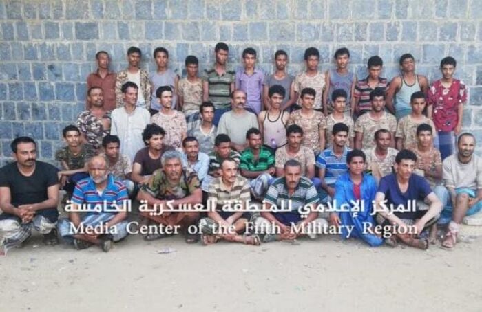 #حجة | الجيش يتوغل في #عبس ومصرع عشرات الحوثيين بينهم القيادي "المؤيد" وينشر صورة لـ 45 أسيراً حوثياً