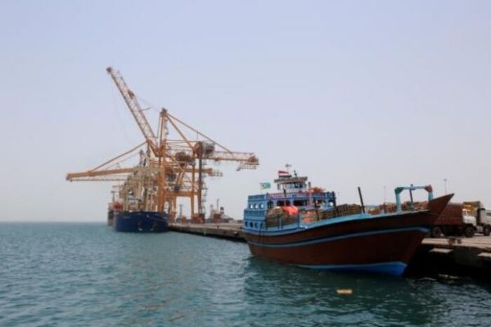 رغم تضاعف الايرادات.. عمال موانئ الحديدة يشكون نهب مليشيا الحوثي لمستحقاتهم