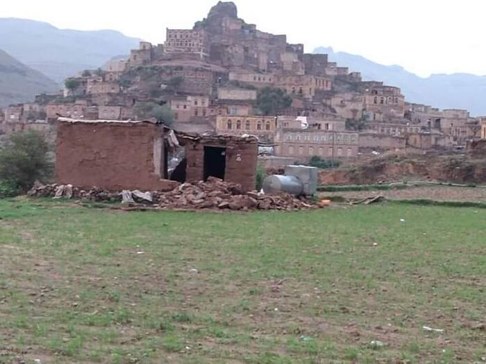 نتيجة الأمطار والسيول.. انهيار 15 منزلاً وجرف مزارع وممتلكات وموجة نزوح كبيرة في السدّة بإب