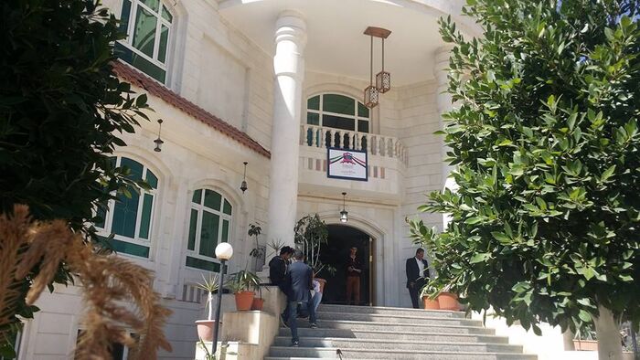 جرائم ذراع عبدالملك الحوثي.. صالح الشاعر يستولي على الجامعة الإماراتية في #صنعاء