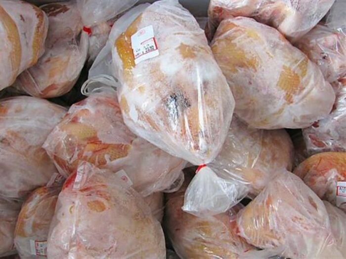 اجراءات جديدة مشبوهة.. مليشيا الحوثي تحظر استيراد الدجاج المجمد