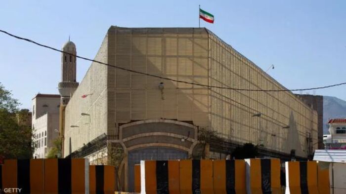 خبير إيراني يدرب ضباط مخابرات الحوثي في مقر سفارة طهران بصنعاء