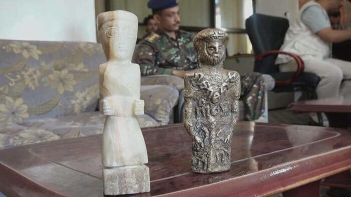 الصحفي بن لزرق يطالب بمحاكمة أمير قطر لسرقة آثار اليمن