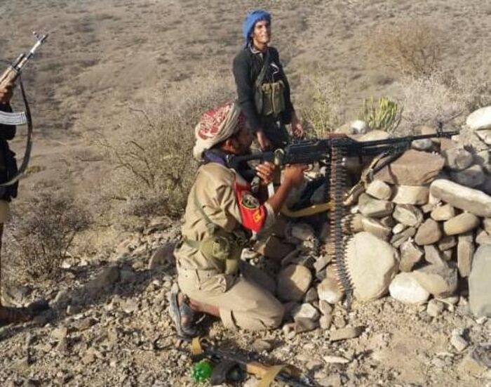 استشهاد جندي وإصابة اثنين بقصف حوثي على جبهة الفاخر شمالي الضالع