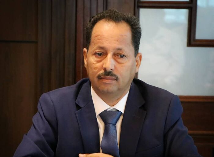 معمر الإرياني… صوت الدولة في مواجهة الإعلام الحوثي المضلل