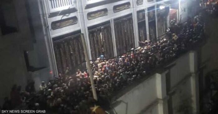 وكالة محلية تنشر تفاصيل وفاة أكثر من 90 شخصا اثناء توزيع الزكاة في مدرسة بصنعاء