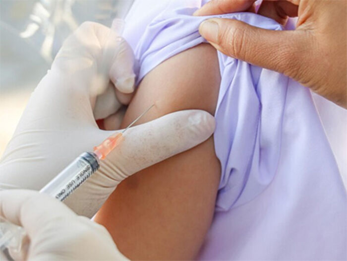 في ندوة نظمتها مؤسستان حوثيتان مدعومتان من منظمات أممية: الطب الحديث واللقاحات "مؤامرة يهودية"