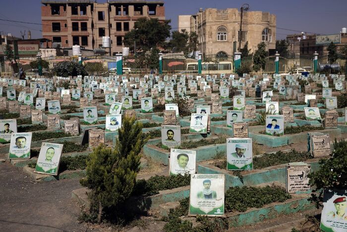 مليشيا الحوثي تعترف بمصرع 64 من قياداتها الميدانية في جبهات القتال
