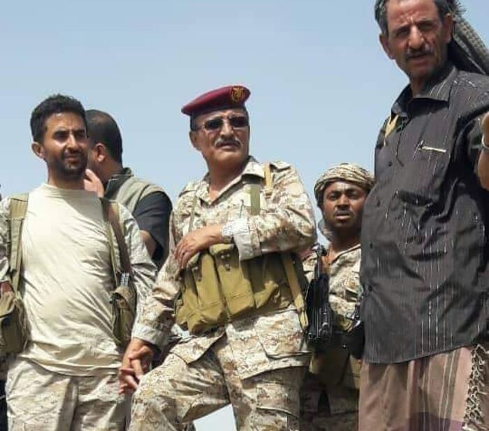قائد اللواء 30 مدرع يظهر في الصفوف الامامية بجبهة الحشاء ويوجه دعوة للقبائل.. صورة