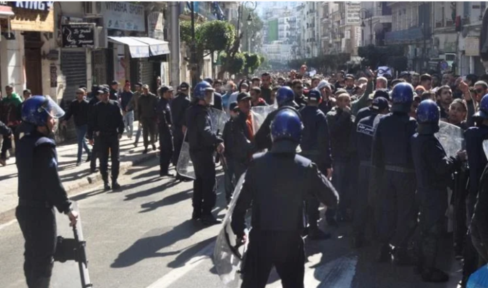 مستجدات مظاهرات #الجزائر | وفاة نجل أول رئيس حكومة