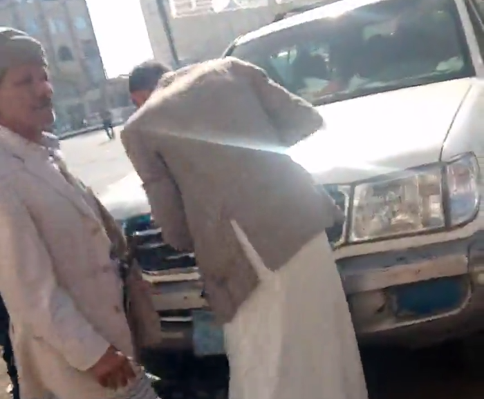 شاهد بالفيديو | #صنعاء.. قيادي حوثي يعتدي بالضرب على مسن من دمت ويخلع لوحة سيارته