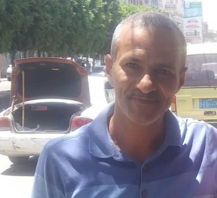 قضية رأي عام.. حفيد النعمان مدير عام في رئاسة وزراء الشرعية يرقد على الرصيف!